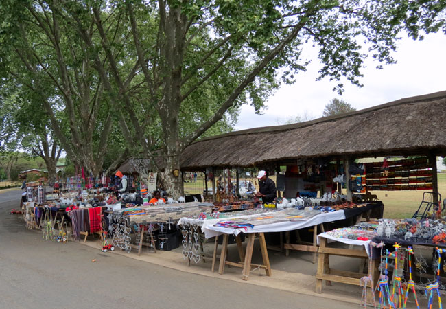 Market at the Howick Falls viewpoint