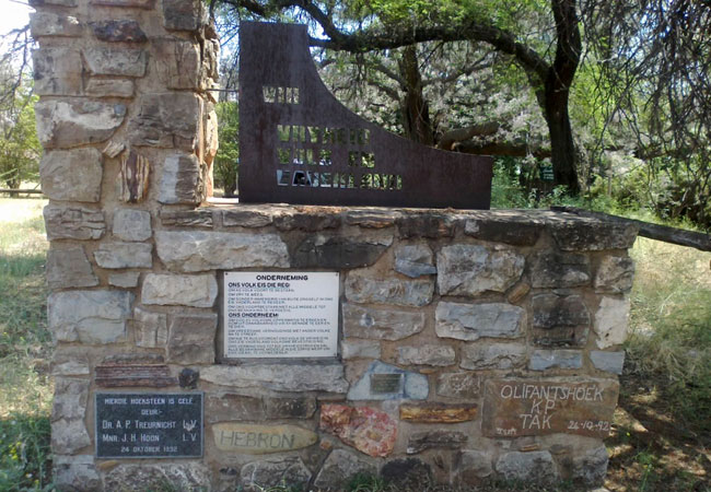 Truce Tree photograph courtesy of and © Susan de Bruyn