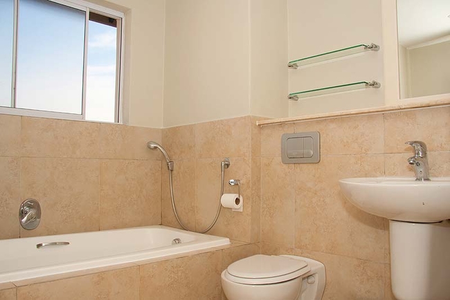 Main en-suite bathroom