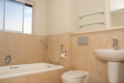 Main en-suite bathroom