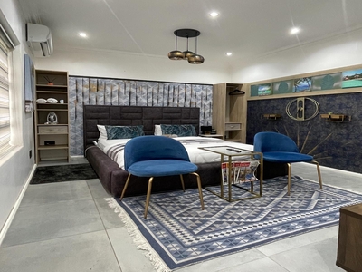 Queen Studio Apartment