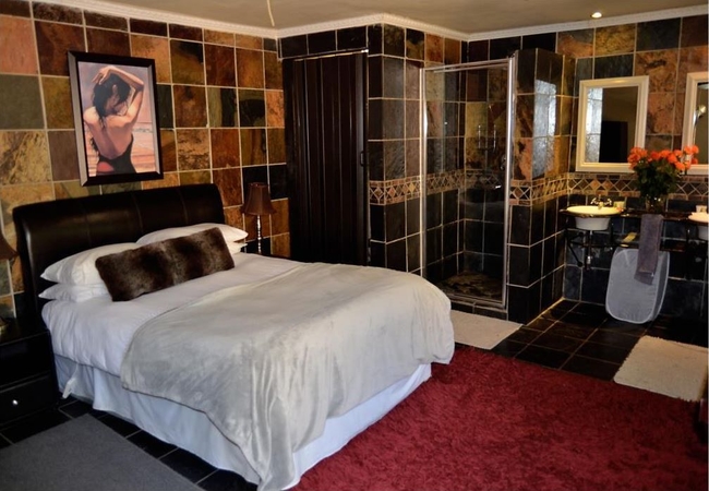 Honeymoon Suite - Roman Room