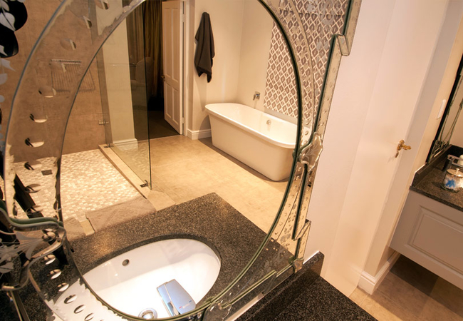 Downstairs Luxury Room with Bath