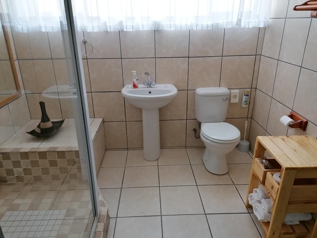 Room 6 - Queen Self Catering