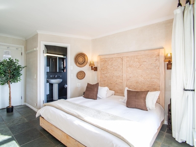 Garden Studio with Outdoor Shower