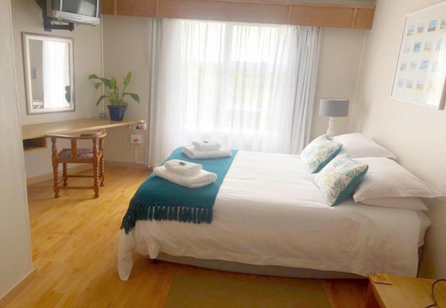 Queen with mountain view (Top Floor)