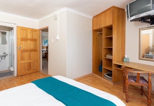 Queen with mountain view (Top Floor)