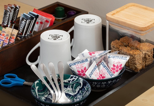 Queen with mountain view (Top Floor)