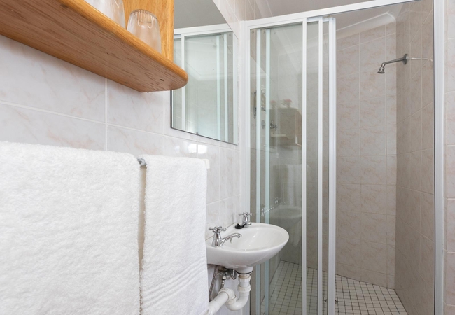 Queen with mountain view (Top Floor)