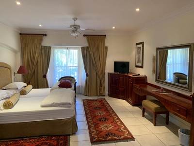 Deluxe Suite 9