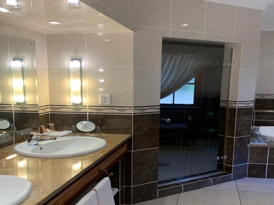 Deluxe Suite 9