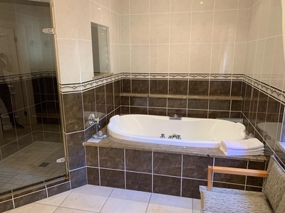 Deluxe Suite 9
