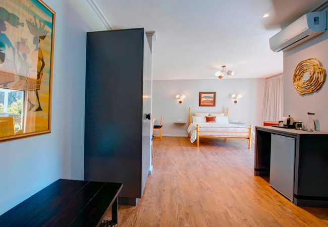 Room 6 Luxury Queen with Private Patio 