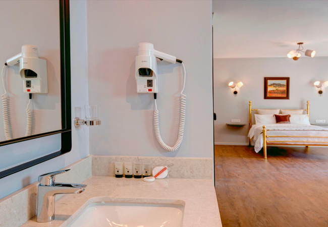 Room 6 Luxury Queen with Private Patio 