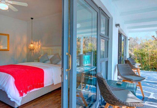 Room 2 Deluxe Queen with Single Bed