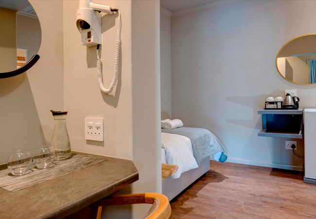 Room 2 Deluxe Queen with Single Bed