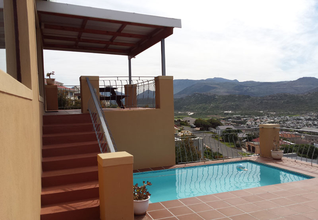 The Cottage entrance - private pool