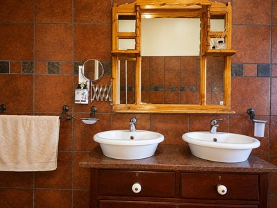 Luxury twin/king with bath and shower
