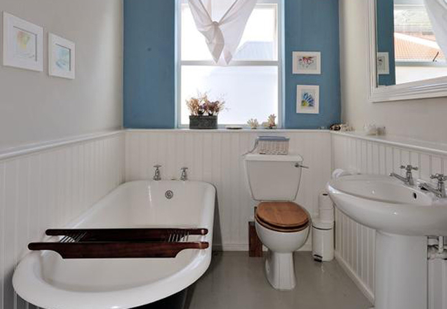 Apartment 3 2nd bathroom