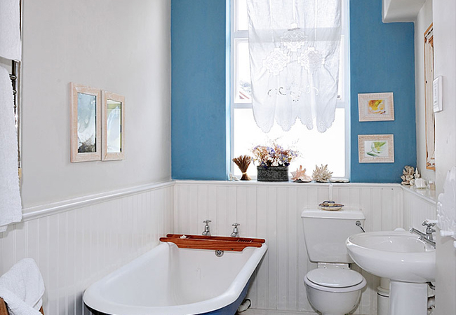 Apartment 3 2nd bathroom