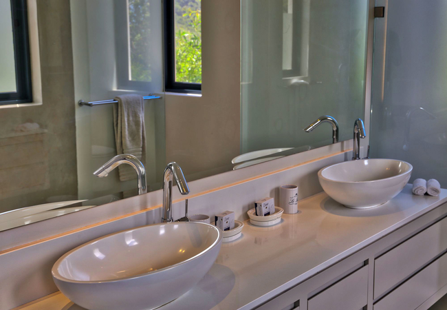 Master en-suite bathroom