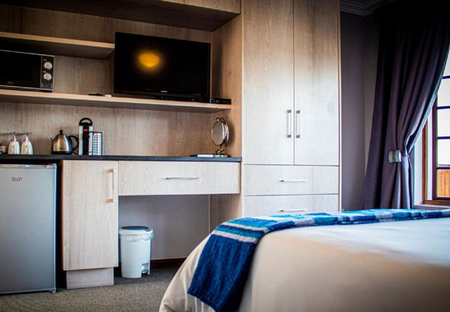 Deluxe Twin or King First Floor Unit