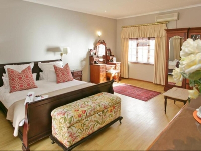 Deluxe King Bedded Room