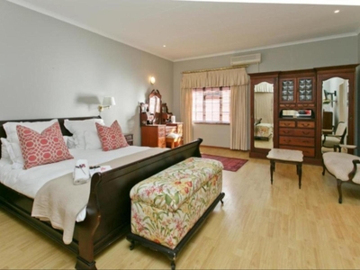 Deluxe King Bedded Room