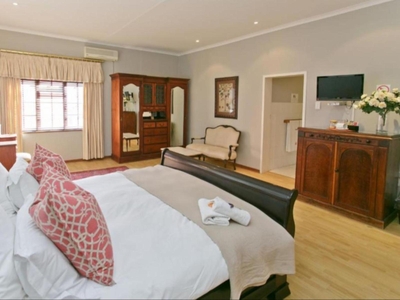 Deluxe King Bedded Room