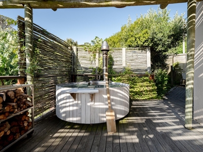 Deck House - Nature Studio with Hot Tub