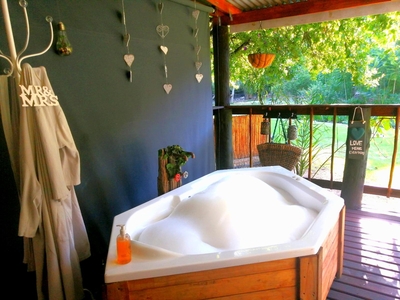 Cabin - Lovers Nest Honeymoon Suite