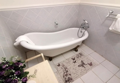 M Luxury Room (Bath Only)