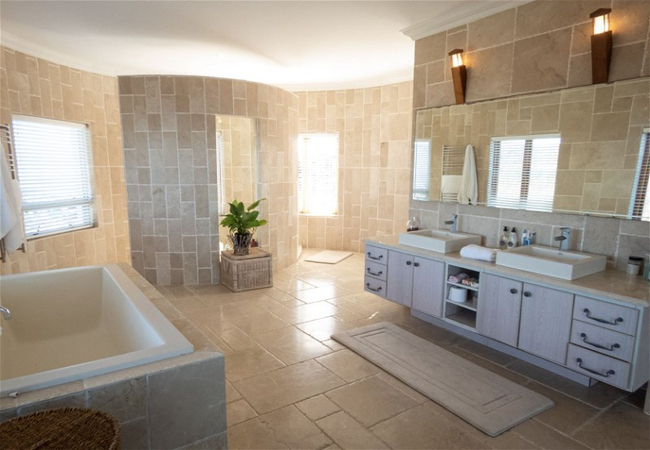 Avah May Luxury Suite