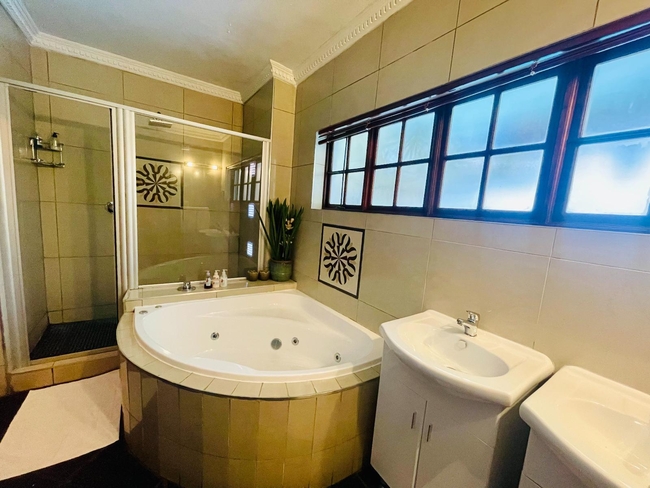 Executive Suite (Pool view) Spa Bath 