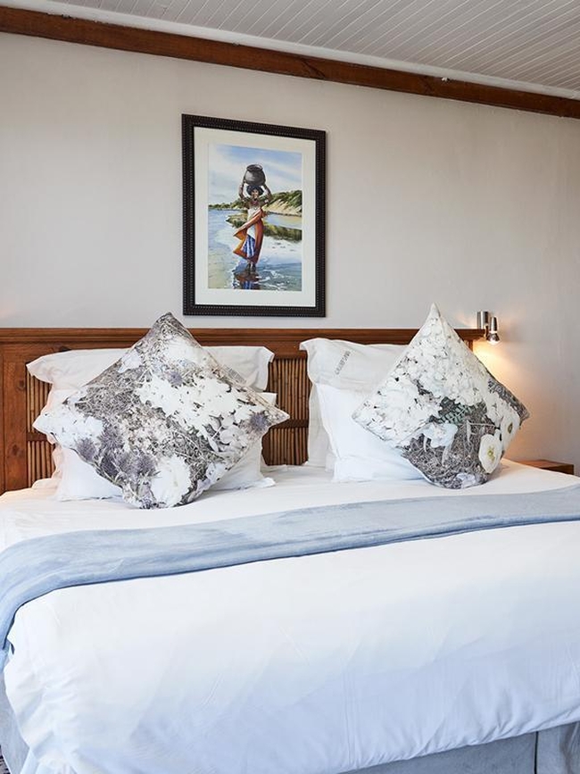 Kingfisher Room (back row sea view)