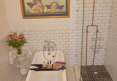 tandard Room Shower and Victorian Bath