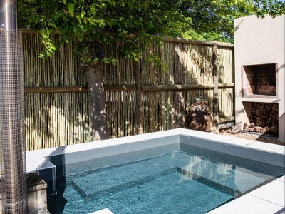 Tranquil Lakeside Cottage with Hot Tub