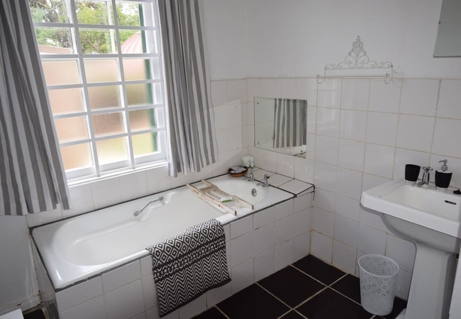 \'\'Meerkat\'\' b/room