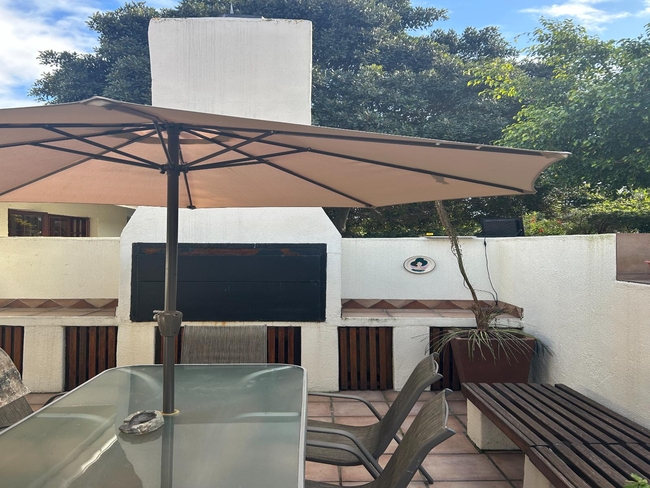 Self Catering flat with yard