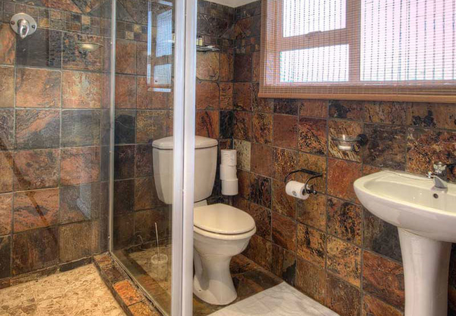 En-suite bathroom Unit 1