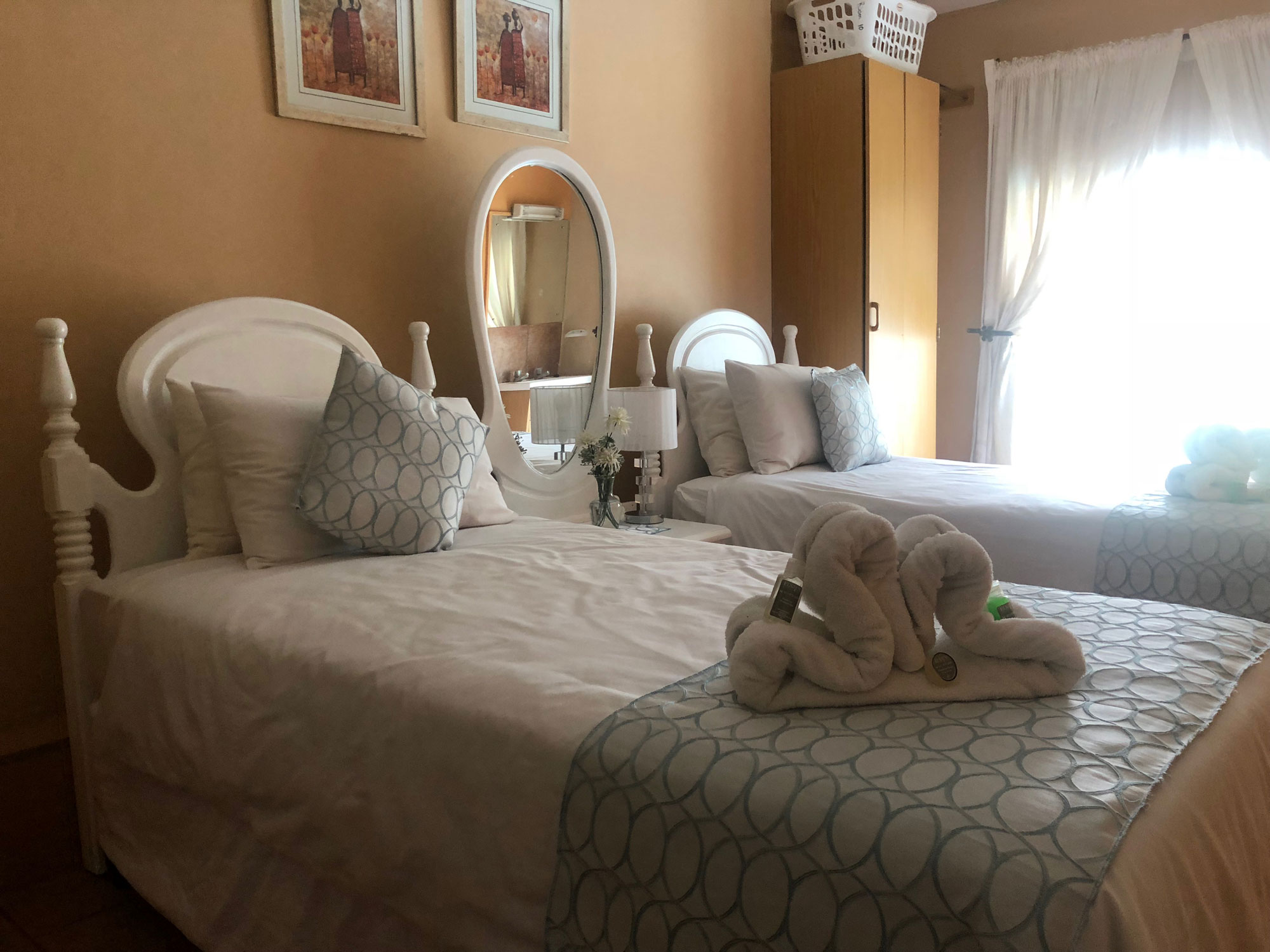 Comfort En-suite Twin/King Room