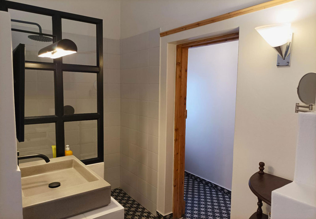 Deluxe King Room with Shower