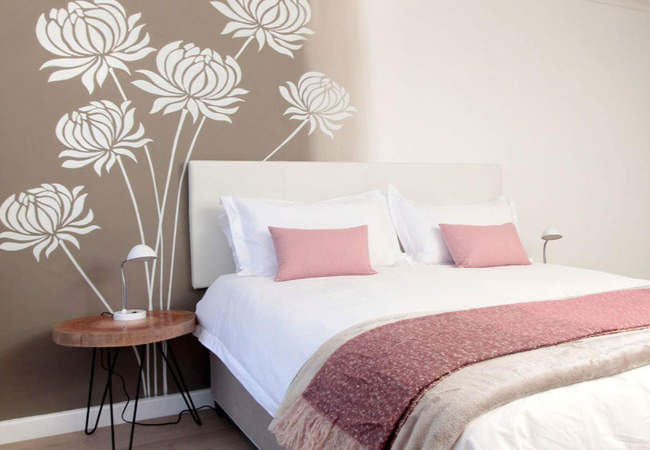 Queen with Shower and Bath