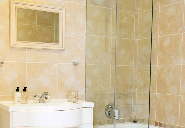 Deluxe Palm Bathroom