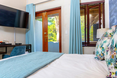 Deluxe Room Queen Bed Bath & Balcony