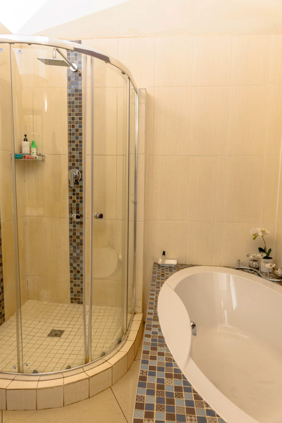 Deluxe Room Queen Bed Bath & Balcony