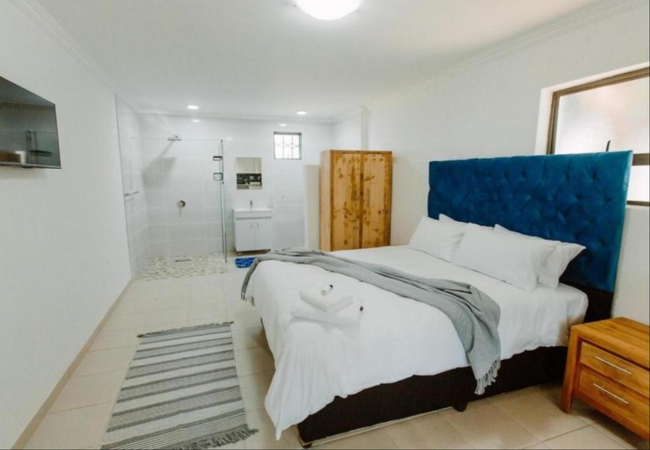 Deluxe Self-catering Queen Suite 12/13