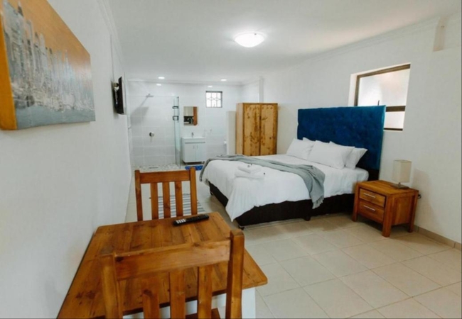 Deluxe Self-catering Queen Suite 12/13