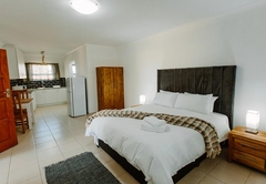 Deluxe Self-catering Queen Suite 12/13