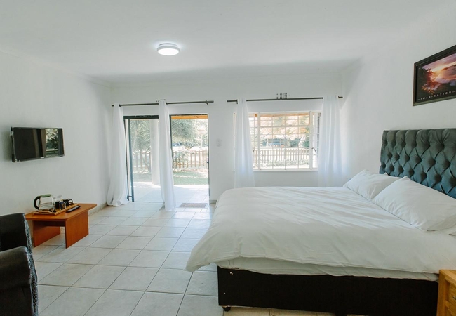 Deluxe Self-catering Garden Suite 10/19